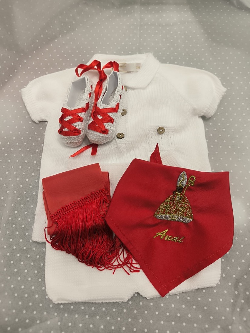 Conjunto de bebé para San Fermín con pañuelico bordado con el nombre Anai, faja y patucos