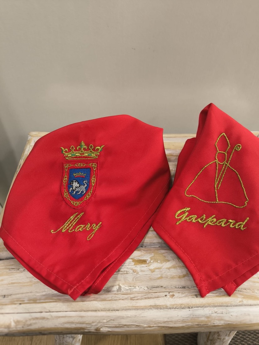 Pañuelos bordados con el escudo de Pamplona y silueta de San Fermín, nombres Mary y Gaspard
