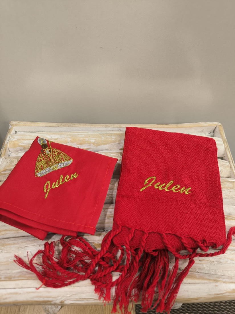 Pañuelo y bufanda de flecos a juego bordados con el nombre Julen