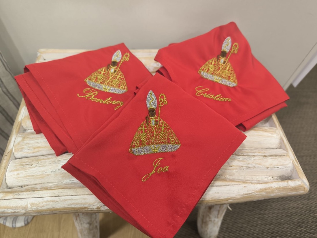 Pañuelos de San Fermín bordados para una cuadrilla con los nombres Bentorey, Cristian y Joa
