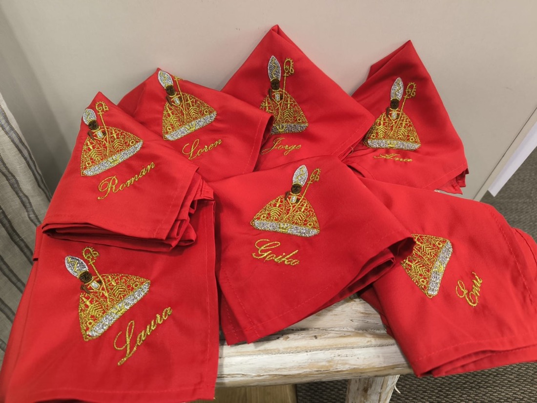 Pañuelos de San Fermín bordados con los nombres Laura, Goiko, Jorge, Román, Loren, Ana y Emi